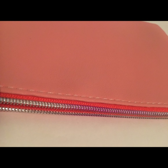 Ipsy June 2021 Glam Bag make-up zipper bag - Picture 5 of 6